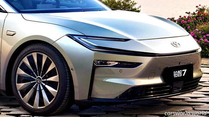 El nuevo sedán eléctrico insignia de Toyota ya está aquí, pero no para nosotros | Carscoops